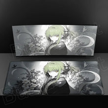 Tapis de souris xxl noir et gris avec illustration détaillée dune héroïne aux cheveux verts en tenue traditionnelle