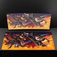 Tapis de souris xxl aux cheveux verts avec héroïne en pose dynamique et armure noire et or sur fond orange et violet