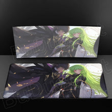 Tapis de souris xxl héroïne aux cheveux verts avec illustration anime de deux personnages en attire noir et blanc