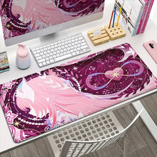 Tapis de souris xxl rose fantastique avec bords cousus et motif héroïne anime sur fond cosmique