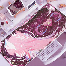 Tapis de souris xxl rose fantastique avec bords cousus et personnage anime cosmic aux couleurs violettes et roses