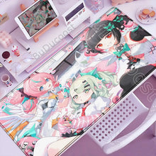Tapis de souris xxl manga avec illustration anime de trois personnages aux cheveux rose et vert sur fond pastel