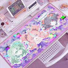 Tapis de souris xxl manga idoles urbaines violet et rose holographique avec trois personnages anime aux contours lumineux sur fond scintillant