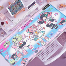 Tapis de souris xxl manga idoles urbaines pastel avec personnages animés colorés et motif en grille