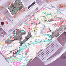Tapis de souris xxl manga pastel avec trois personnages en tenues blanches et teal entourés d etoiles et coeurs