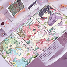 Tapis de souris xxl manga avec trois personnages en tenues japonaises et fleurs de cerisier rose dans un décor urbain