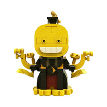 Figurine jaune de koro sensei avec visage souriant et bras dorés multiple en briques de construction d’assassination classroom