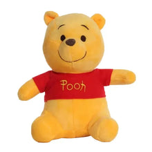 Peluche de l’ourson gourmand winnie the pooh jaune en chemise rouge brodée pour collection pleine et déguisement carnaval