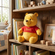 Peluche de l’ourson gourmand winnie the pooh jaune en tissu doux portant un t-shirt rouge collection pleine déguisement carnaval