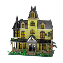 Jeu de construction maison hantée victorienne jaune avec flèches noires, lierre vert et fenêtres détaillées