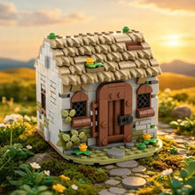 Lego construction maison médiévale beige et marron avec toit de chaume et fenêtres détaillées au coucher de soleil