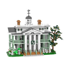 Maison de manoir hanté en lego blanc et vert à deux étages avec colonnes classiques et cupola, construction manoir hanté 2251 pièces