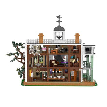 Détaillé jeu de construction manoir hanté en lego avec murs briques marron, boiseries blanches et mobilier intérieur élaboré