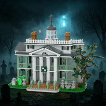 Jeu de construction manoir hanté blanc et vert avec colonnes classiques, porche décoré et éléments de cimetière