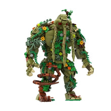 Détail d’une figure lego verte du monstre des marais construction monstre avec l’allure fantastique et fleurs orange