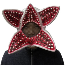Masque de monstre fleur carnivore halloween adulte en silicone rouge et argent avec protrusions blanches style monstre fleur carnivore