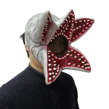Masque de monstre fleur carnivore halloween adulte en silicone gris et rouge avec dents blanches acérées et insert en maille au niveau de la bouche