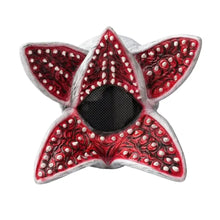 Masque de monstre fleur carnivore halloween adulte en silicone rouge et blanc avec pétales texturés et centre en mesh noir
