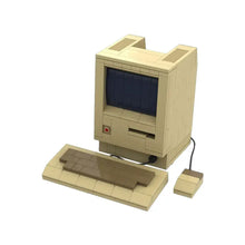 Modèle beige en lego dordinateur rétro macintosh classique avec clavier et souris dans jeu de construction 304 pièces