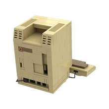 Modèle beige en lego construction ordinateur rétro avec côtés ventilés et détail circulaire rouge jeu 304 pièces