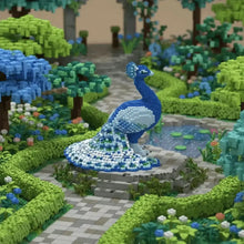 Jeux de construction paon bleu représentant un paon bleu vibrant en briques plastiques assemblées sur un socle en pierre