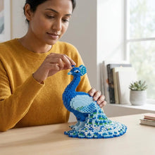 Jeux de construction paon bleu en perles plastiques emboîtées avec motifs détaillés bleu clair et foncé avec accents blancs
