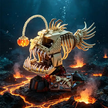 Modèle beige détaillé de construction poisson abyssal lego avec lanterne orange sur socle volcanique sous-marin