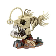 Modèle beige de construction poisson abyssal avec dents blanches et leurre lumineux sur socle volcanique 1020 pièces