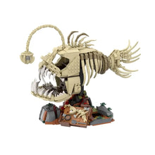 Jeu de construction poisson abyssal beige en lego avec structure squelettique détaillée et leurre lumineux sur socle volcanique
