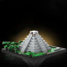 Modèle blanc de construction pyramide maya en lego avec arbres verts et herbe sur base réfléchissante jeu 1358 pièces