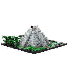 Modèle de construction pyramide maya en lego blanc avec arbres verts et herbe autour du base 1358 pièces