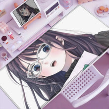 Tapis de souris xxl romance fleurie manga avec illustration détaillée d’une fille aux lunettes rondes sur fond doux