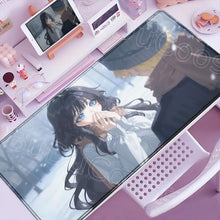 Tapis de souris xxl romance fleurie manga avec illustration brillante fille aux cheveux noirs yeux bleus et manteau blanc