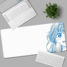 Tapis de souris xxl blanc avec illustration manga fille bleu en style anime et bords cousus xxl romance fleurie