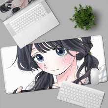 Tapis de souris xxl blanc avec illustration manga détaillée fille cheveux noirs yeux bleus xxl romance fleurie
