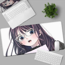 Tapis de souris xxl romance fleurie manga blanc avec illustration détaillée dune fille manga aux longs cheveux noirs et lunettes rondes
