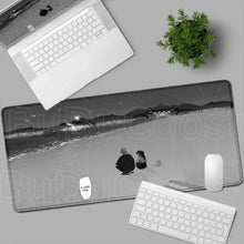 Tapis de souris xxl romance fleurie manga noir et blanc avec deux personnages anime sur une plage étoilée nocturne