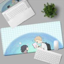 Tapis de souris xxl romance fleurie manga bleu clair à motif grille avec illustration manga sous un arc en ciel