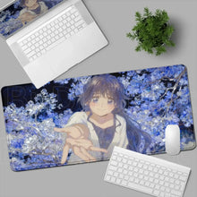 Tapis de souris xxl romance fleurie manga bleu avec personnage anime cheveux longs et fond de fleurs en blossom