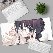 Tapis de souris xxl romance fleurie manga blanc avec illustration détaillée dune fille aux cheveux violets et lunettes rondes