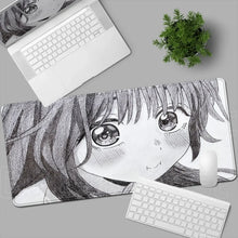 Tapis de souris xxl romance fleurie manga en illustration anime noir et blanc avec croquis au crayon détaillé d un personnage