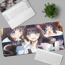 Tapis de souris xxl romance fleurie manga en cuir synthétique avec trois personnages manga aux cheveux longs et yeux bleus