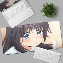Tapis de souris xxl romance fleurie manga avec illustration anime de fille aux yeux bleus sur fond dégradé chaud