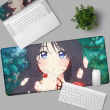 Tapis de souris xxl douceur avec illustration manga fille en rouge et fleurs roses sur fond teal pour xxl romance fleurie