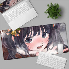 Tapis de souris xxl romance fleurie manga avec illustration anime dune fille aux yeux bleus et rubans festifs
