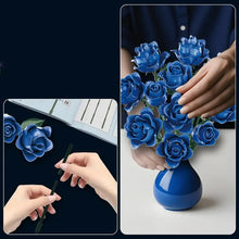 Jeu de construction rose bleue vase céramique bleu brillant avec bouquet de roses bleues fleurs décoratives