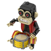 Figurine lego construction singe d’horreur noire et beige avec veste rouge jouant du tambour jaune en plastique