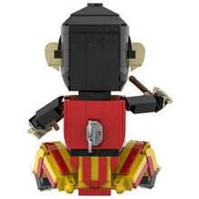 Construction singe d’horreur en lego noir rouge et jaune avec oreilles beige et boucle argentée vue de dos