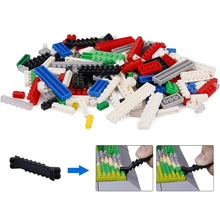 Une assiette colorée de blocs de construction en plastique rouge bleu vert noir blanc et gris pour la construction stade de football avec notice d’assemblage