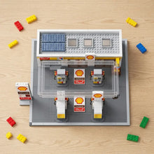 Jeu de construction station d’essence lego avec panneaux solaires v-power et nombreux éléments led colorés